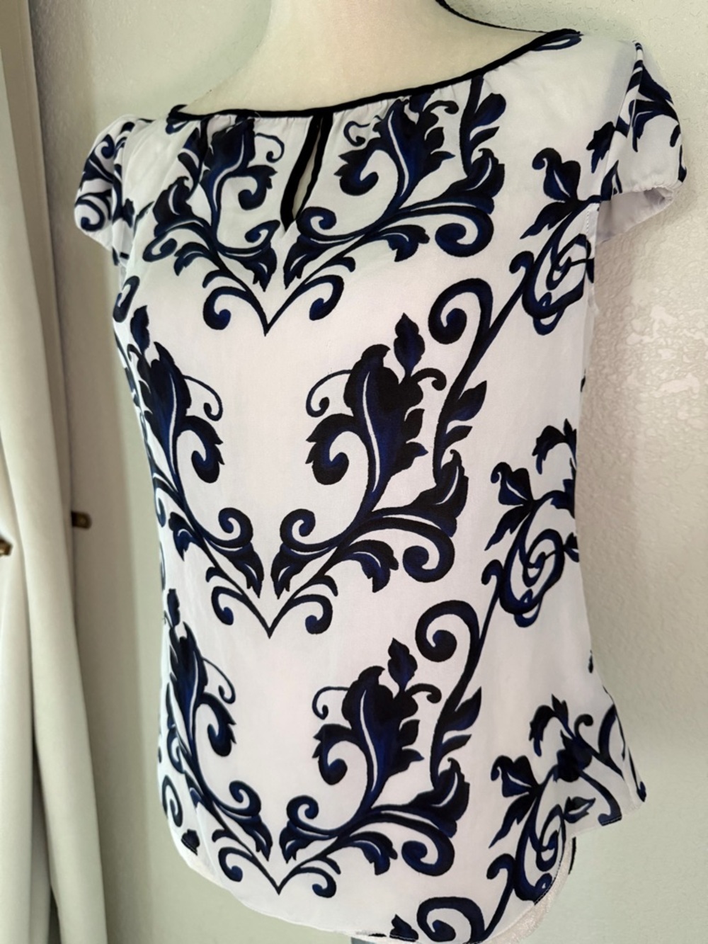 White House Black Market Silk Top, Size 8 - Picture 4 of 16